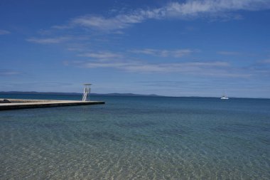  Zaton, Hırvatistan - 18 Mayıs 2023 - Güneşli bir bahar sabahı Zaton 'daki sahil ve cankurtaran standı                                 