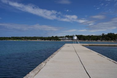  Zaton, Hırvatistan - 18 Mayıs 2023 - Güneşli bir bahar sabahı Zaton 'daki sahil ve cankurtaran standı                                 