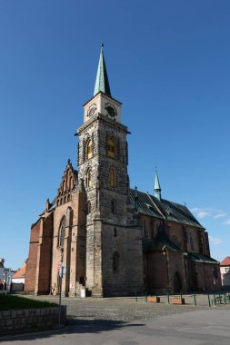  Nymburk, Çek Cumhuriyeti - 30 Mayıs 2023 - Güneşli bir bahar öğleden sonrasında St. Giles Gotik Kilisesi                              