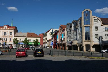   Nymburk, Çek Cumhuriyeti - 30 Mayıs 2023 - Güneşli bir bahar öğleden sonrasında Namesti Premyslovcu Meydanı                             