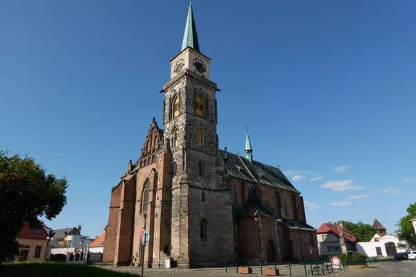 チェコ共和国ニンブルク 2023年5月30日 晴れた春の午後にセント ジャイルズゴシック様式の教会 — ストック写真