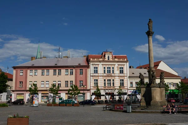チェコ共和国ニンブルク 2023年5月30日 晴れた春の午後にナメスティ プレミスロフクと呼ばれる広場 — ストック写真