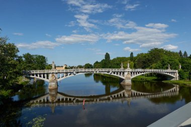 Nymburk, Çek Cumhuriyeti - 30 Mayıs 2023 - Nymburk 'taki yol köprüsü, güneşli bir bahar öğleden sonrasında Elbe Nehri' nden geçen yolu taşır.                                
