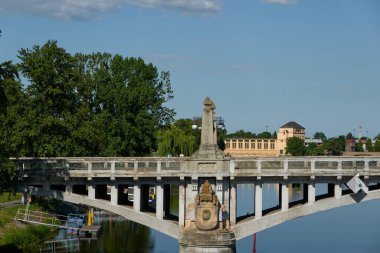 Nymburk, Çek Cumhuriyeti - 30 Mayıs 2023 - Nymburk 'taki yol köprüsü, güneşli bir bahar öğleden sonrasında Elbe Nehri' nden geçen yolu taşır.                                