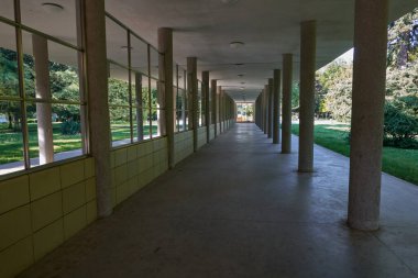 Podebrady, Çek Cumhuriyeti - 12 Haziran - Libensk Colonnade, 1936 yılında güneşli bir bahar öğleden sonrasında Podbrady 'de inşa edilen bir sütundur.                               