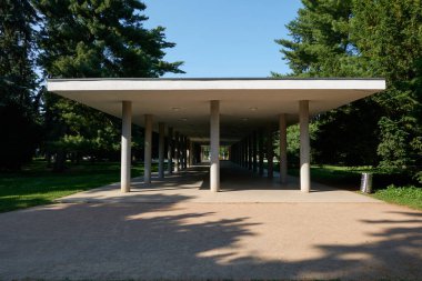 Podebrady, Çek Cumhuriyeti - 12 Haziran - Libensk Colonnade, 1936 yılında güneşli bir bahar öğleden sonrasında Podbrady 'de inşa edilen bir sütundur.                               