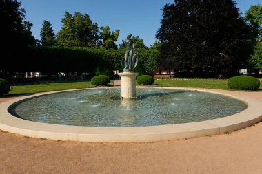 Podebrady, Çek Cumhuriyeti - 12 Haziran 2023 - Kuğu ve park gezintisi ile Leda, spa kasabası Podebrady                               