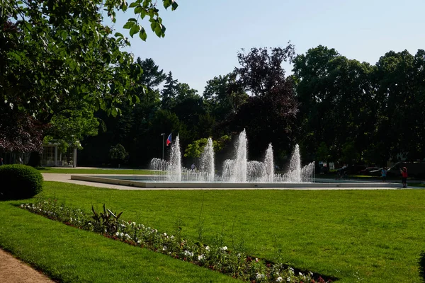 Czech Republic 2023年6月12日 晴れた春の午後に温泉公園の噴水 — ストック写真