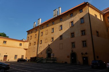 Podebrady, Çek Cumhuriyeti - 12 Haziran 2023 - Güneşli bir bahar öğleden sonrasında Podebrady Şatosu                               