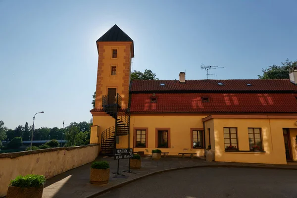 捷克共和国波迪布拉迪 2023年6月12日 一个阳光灿烂的春日下午的波迪布拉迪城堡 — 图库照片