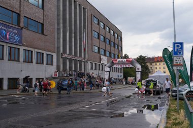 Prag, Çek Cumhuriyeti - 17 Haziran 2023 - Ulusal Teknik Müze 'de 1600 km' lik Çekoslovak yarışının bitişi - Eski zamanların klasik araba yarışı                               