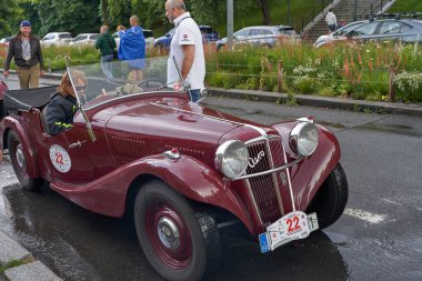 Prag, Çek Cumhuriyeti - 17 Haziran 2023 - Ulusal Teknik Müze 'de 1600 km' lik Çekoslovak yarışının bitişi - Eski zamanların klasik araba yarışı                               