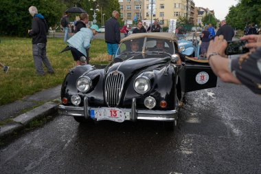 Prag, Çek Cumhuriyeti - 17 Haziran 2023 - Ulusal Teknik Müze 'de 1600 km' lik Çekoslovak yarışının bitişi - Eski zamanların klasik araba yarışı                               