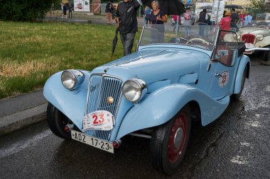 Prag, Çek Cumhuriyeti - 17 Haziran 2023 - Ulusal Teknik Müze 'de 1600 km' lik Çekoslovak yarışının bitişi - Eski zamanların klasik araba yarışı                               