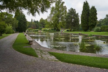 Valeggio Konsolosu Mincio, İtalya - 1 Temmuz 2023 - Parco Giardino Sigurta - Veneto Bölgesi - İtalya                                