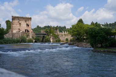 Borghetto, İtalya - 1 Temmuz 2023 - Valeggio sul Mincio yakınlarındaki güzel Borghetto köyü. Verona ili, Veneto                               