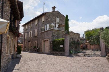 Borghetto, İtalya - 1 Temmuz 2023 - Valeggio sul Mincio yakınlarındaki güzel Borghetto köyü. Verona ili, Veneto                               