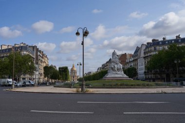 Paris, Fransa - 13 Temmuz 2023 - Breteuil Meydanı 'ndaki Louis Pasteur Anıtı                               