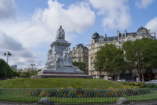 Paříž Francie Července 2023 Pomník Louise Pasteurova Náměstí Place Breteuil — Stock fotografie