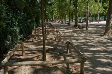 Paris, Fransa - 14 Temmuz 2023 - Jardin du Lüksemburg manzarası. Paris 'in en büyük ikinci parkı.                               