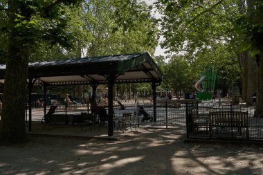 Paris, Fransa - 14 Temmuz 2023 - Jardin du Lüksemburg manzarası. Paris 'in en büyük ikinci parkı.                               