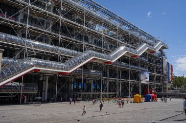 Paris, Fransa - 14 Temmuz 2023 - Georges Pompidou Merkezi Cephesi. Georges Pompidou Merkezi dünyanın en ünlü modern sanat müzelerinden biridir.                               