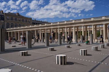 Paris, Fransa - 14 Temmuz 2023 - Palais-Royal eski bir Fransız kraliyet sarayı.                               