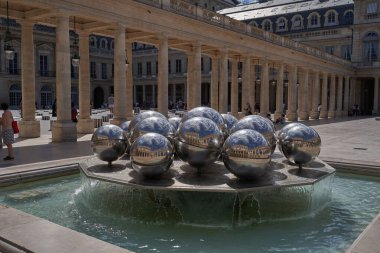 Paris, Fransa - 14 Temmuz 2023 - Palais-Royal eski bir Fransız kraliyet sarayı.                               