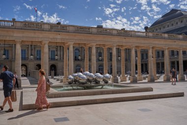 Paris, Fransa - 14 Temmuz 2023 - Palais-Royal eski bir Fransız kraliyet sarayı.                               