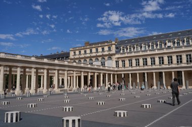 Paris, Fransa - 14 Temmuz 2023 - Palais-Royal eski bir Fransız kraliyet sarayı.                               