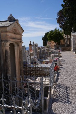  Menton, Fransa - 8 Ağustos 2023 - Akdeniz manzaralı eski bir mezarlık Fransız Rivierası üzerinde güzel bir yaz günü                                   