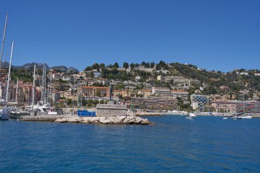 Menton, Fransa - 8 Ağustos 2023 - Fransa 'nın güneyinde güzel bir yaz gününde renkli bir kasaba                               
