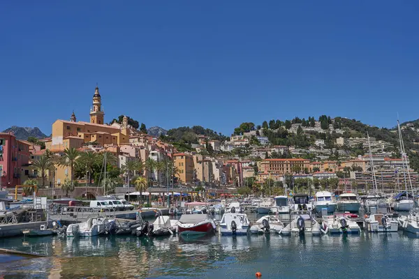  Menton, Fransa - 8 Ağustos 2023 - Fransa 'nın güneyinde güzel bir yaz gününde renkli bir kasaba                               
