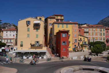  Menton, Fransa - 8 Ağustos 2023 - Menton 'un eski bölümü güzel bir yaz gününde                                 