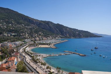  Menton, Fransa - 8 Ağustos 2023 - Liman manzarası. Güzel bir yaz gününde demirli tekneler ve yatlar                                  