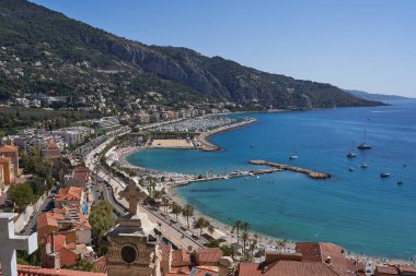  Menton, Fransa - 8 Ağustos 2023 - Liman manzarası. Güzel bir yaz gününde demirli tekneler ve yatlar                                  