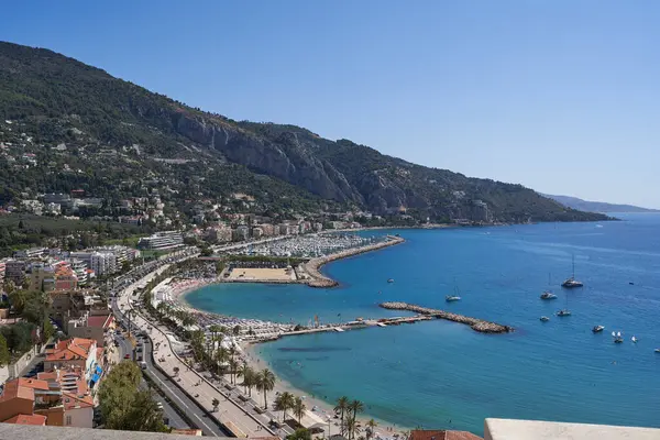  Menton, Fransa - 8 Ağustos 2023 - Liman manzarası. Güzel bir yaz gününde demirli tekneler ve yatlar                                  