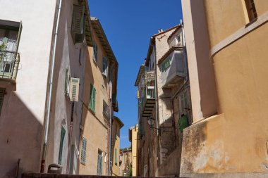 Menton, Fransa 8 Ağustos 2023. Güzel bir yaz gününde Menton 'un dar sokakları.                               