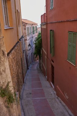 Menton, Fransa 8 Ağustos 2023. Güzel bir yaz gününde Menton 'un dar sokakları.                               