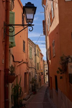 Menton, Fransa 8 Ağustos 2023. Güzel bir yaz gününde Menton 'un dar sokakları.                               