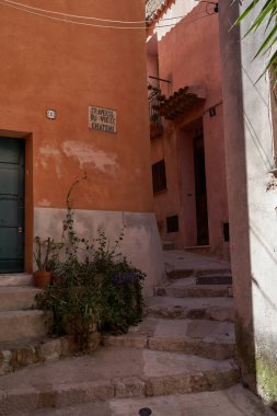 Menton, Fransa 8 Ağustos 2023. Güzel bir yaz gününde Menton 'un dar sokakları.                               