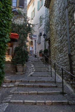 Saint-Paul de Vence, Fransa 11 Ağustos 2023 - güzel bir yaz gününde turistlerle dolu tipik dar bir sokak                               
