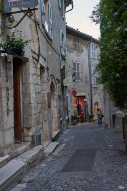 Saint-Paul de Vence, Fransa 11 Ağustos 2023 - güzel bir yaz gününde turistlerle dolu tipik dar bir sokak                               