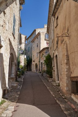 Saint-Paul de Vence, Fransa 11 Ağustos 2023 - güzel bir yaz gününde turistlerle dolu tipik dar bir sokak                               