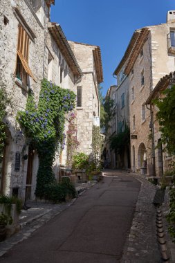 Saint-Paul de Vence, Fransa 11 Ağustos 2023 - güzel bir yaz gününde turistlerle dolu tipik dar bir sokak                               