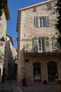 Saint-Paul de Vence, Fransa 11 Ağustos 2023 - güzel bir yaz gününde turistlerle dolu tipik dar bir sokak                               