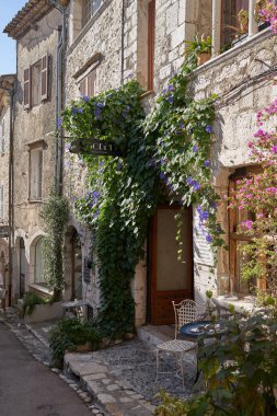 Saint-Paul de Vence, Fransa 11 Ağustos 2023 - güzel bir yaz gününde turistlerle dolu tipik dar bir sokak                               