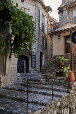 Saint-Paul de Vence, Fransa 11 Ağustos 2023 - güzel bir yaz gününde turistlerle dolu tipik dar bir sokak                               