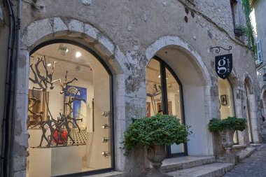 Saint-Paul de Vence, Fransa - 11 Ağustos 2023 - St. Paul de Vence 'in ortaçağ tepe köyündeki dar yollarda mağazalar ve sanat galerileri yer almaktadır.                                