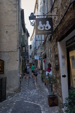 Saint-Paul de Vence, Fransa - 11 Ağustos 2023 - St. Paul de Vence 'in ortaçağ tepe köyündeki dar yollarda mağazalar ve sanat galerileri yer almaktadır.                                